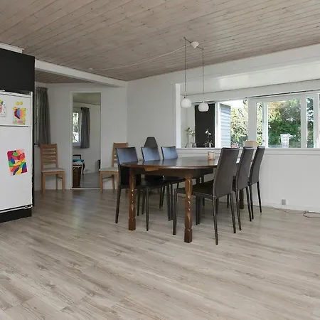 6 Person In Vaeggerlose * Bøtø By